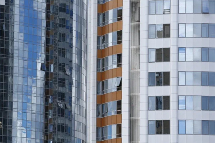 Мужчина выпал из окна 16-го этажа в Новосибирске