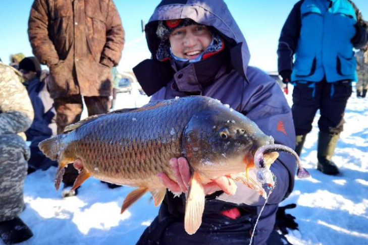 «Сердце замерло от одного вида»: гигантского сазана нашли рыбаки на Обском водохранилище