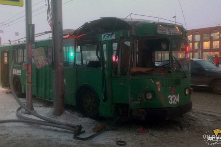 Автобус снес крышу троллейбусу на площади Ленина