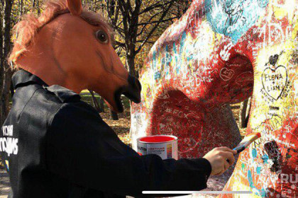 Человек с головой коня покрасил памятник любви