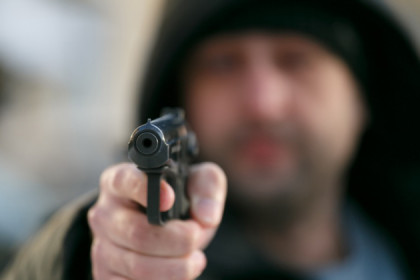 Дворник с пистолетом ограбил супермаркет в Новосибирске