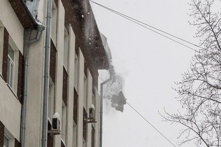 Глыба снега упала с крыши на девочку в Новосибирске
