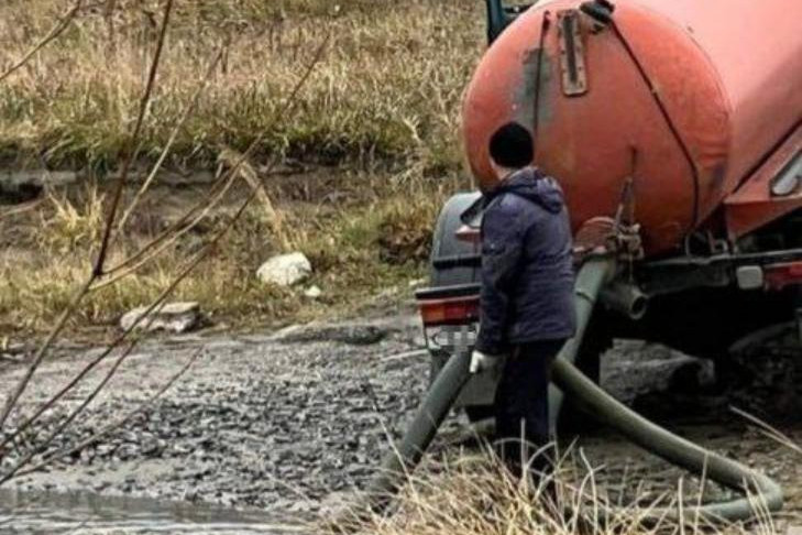 В ситуации с ассенизаторской машиной на реке Чик разбирается минприроды