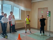 «Пеликановцы» побывали в гостях у светофора и получили в подарок фликеры