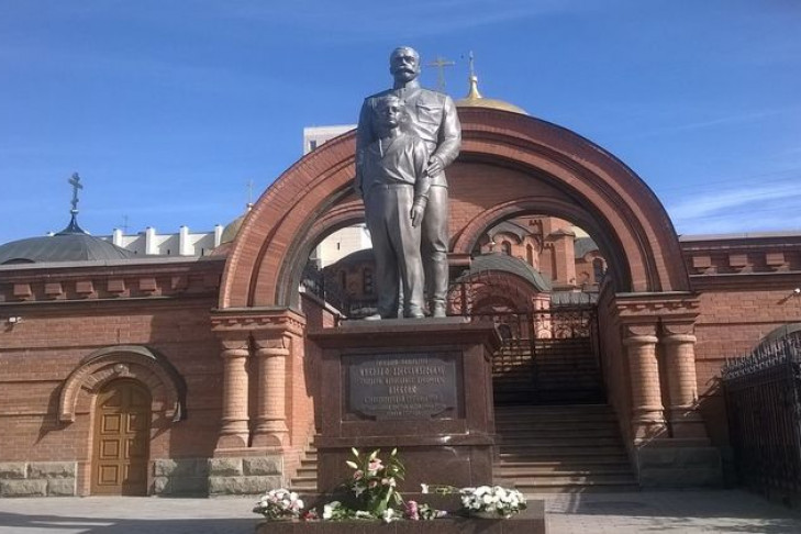 Нападение с топором на памятник Николаю II в Новосибирске – подробности