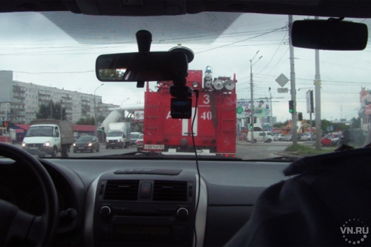 Уступать дорогу пожарным научили новосибирских водителей
