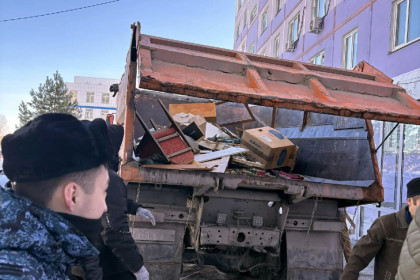 Два «КамАЗ» с мусором вывезли из квартиры новосибирца с синдромом Плюшкина