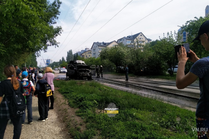 В Новосибирске вспыхнула маршрутка с пассажирами, пострадал водитель