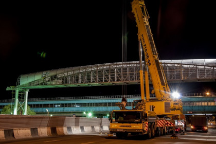 Пешеходный мост установили ночью у метро «Речной вокзал»