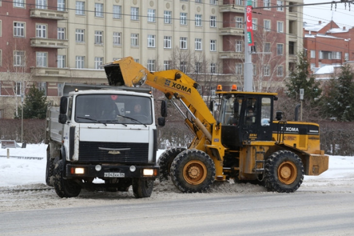 Машин для вывоза снега не хватает мэрии Новосибирска