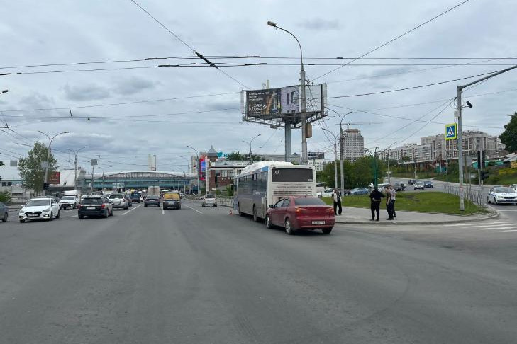 Лада Калина врезалась в автобус № 13 в Новосибирске