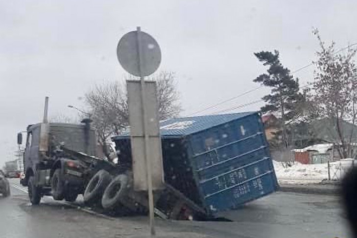 В яму на проезжей части провалился контейнеровоз МАЗ в Новосибирске