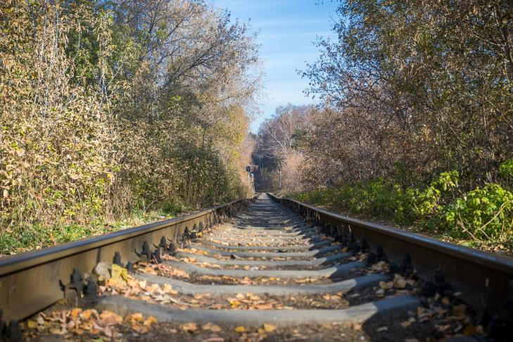 Житель Новосибирска зацепился рюкзаком за поезд и сломал плечо