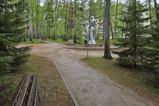 Школьники сорвали таблички в Сквере Победы новосибирского Академгородка