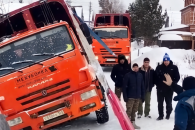 Под Новосибирском коммунальщики не смогли вывезти мусор из-за застрявшей в снегу спецтехники