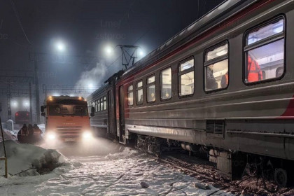 Электричка без пассажиров сошла с рельсов на вокзале Новосибирск-Главный