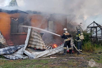 Из пяти стволов тушили пожар на улице Таежная в Новосибирске