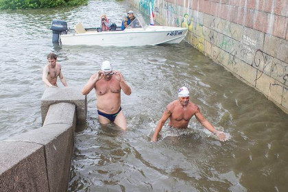 Топор вручили самому плохому пловцу в Новосибирске