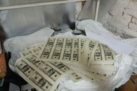 Жители Новосибирска печатали валюту и торговали фальшивыми долларами