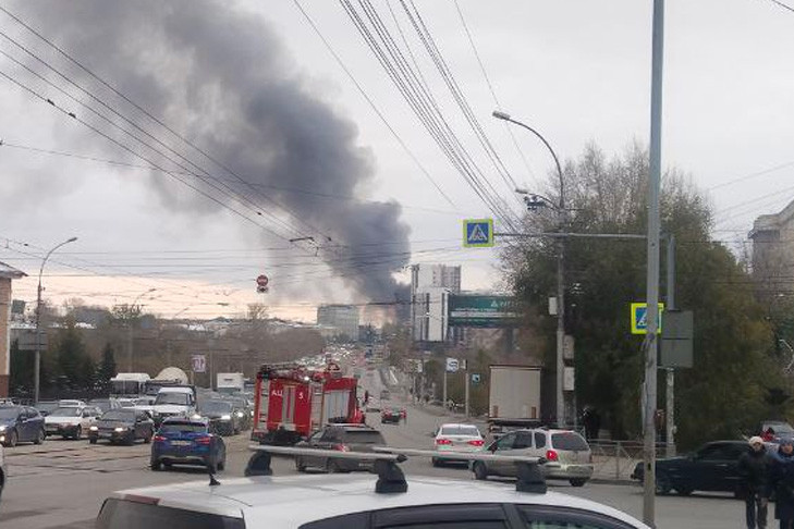 Огонь побежден: пожар на складе в Новосибирске потушен