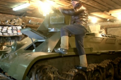 Танк Т-34 сделали в колыванском гараже из траншеекопателя