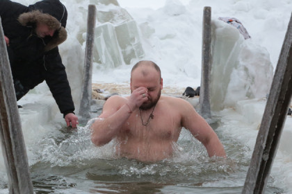 Как правильно искупаться на Крещение 2020 и не замерзнуть