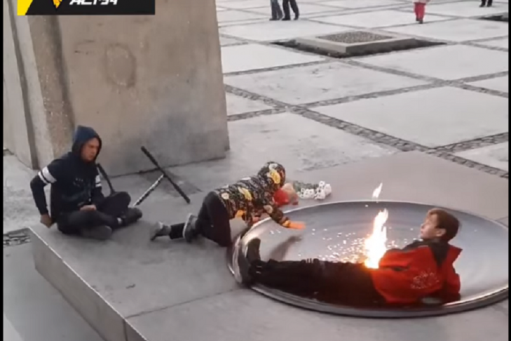 Подростки устроили посиделки у Вечного огня в Новосибирске 