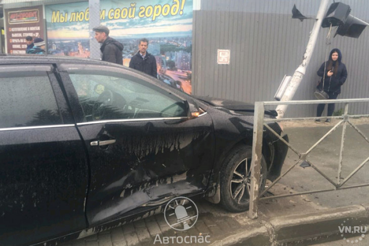 Светофор снесла семья на Toyota Camry в Новосибирске 