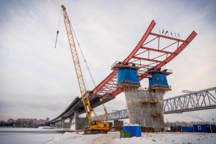Пролетное строение четвертого моста в Новосибирске достигло правого берега: работы идут по графику