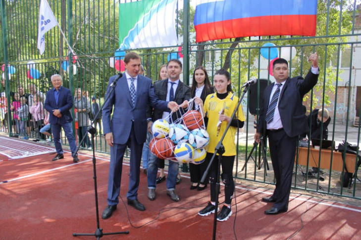 Школьники Северо-Чемского получили новую спортплощадку