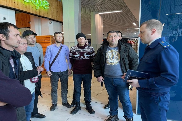 Более 150 мигрантов не могут улететь из Новосибирска в Узбекистан из-за задержки рейса