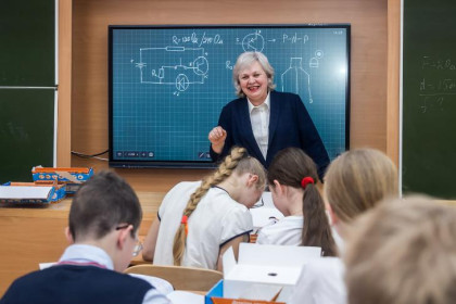 Средняя зарплата учителя в Новосибирске достигла 75 тысяч рублей