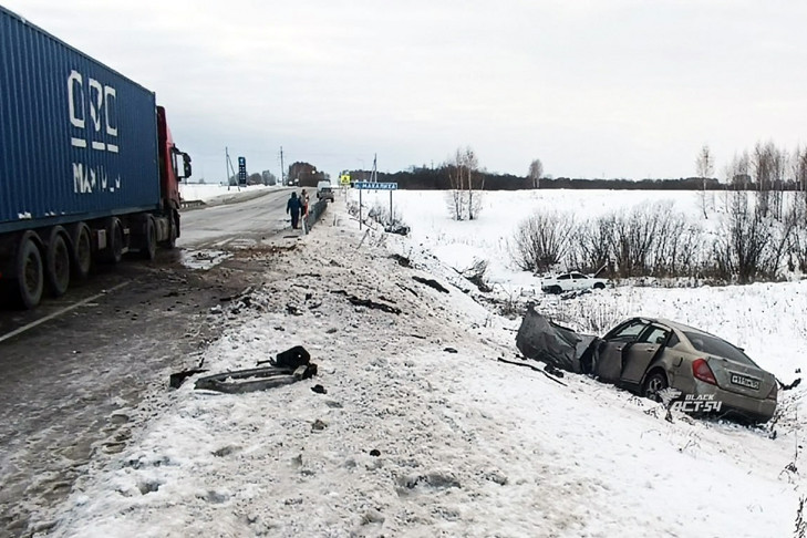 Под Новосибирском ликвидируют последствия крупного ДТП с автобусом