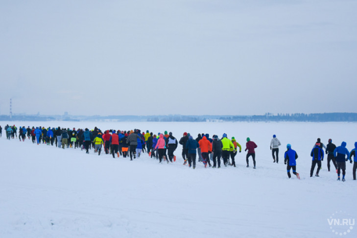 Толпа сибиряков пробежала по льду Обского моря