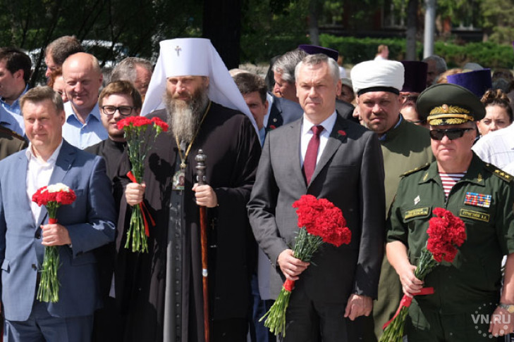 Возложил цветы к Вечному огню губернатор Андрей Травников 
