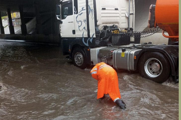 Коммунальщики с илососами устраняют последствия наводнения в Новосибирске