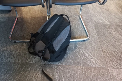 Новосибирцев предупредили о брошенных на разных улицах рюкзаках и чемоданах