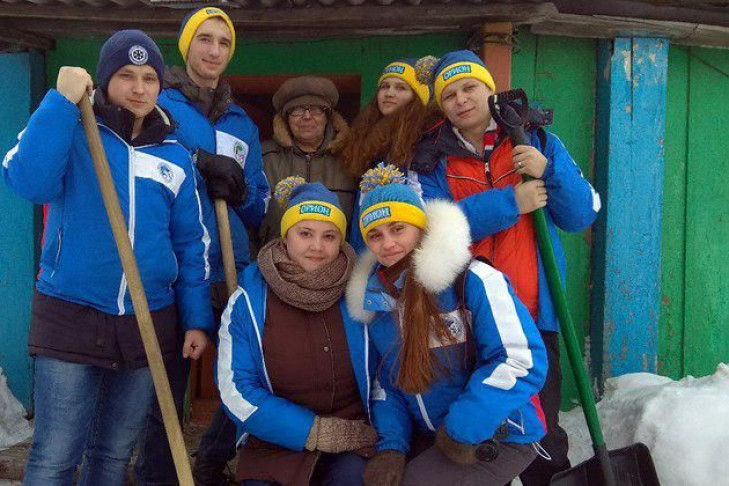 Студенты осчастливили бабушек в Доволенском районе 