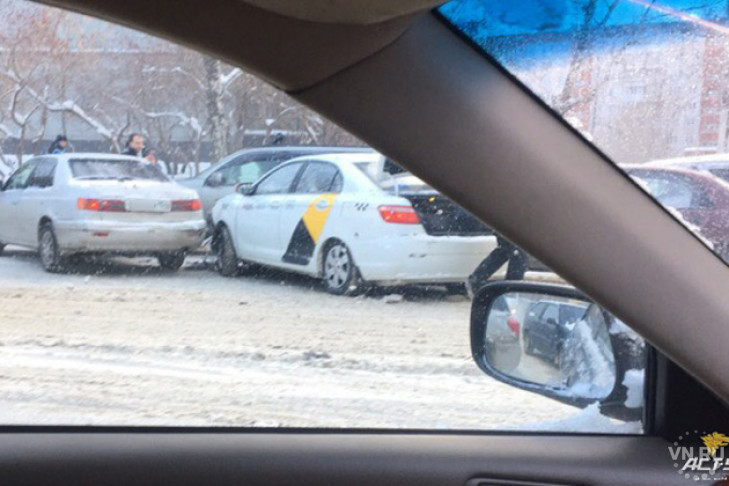 В кучу собрались четыре авто, в том числе «Яндекс.Такси»