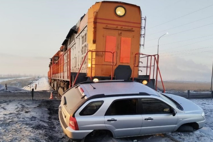 Автомобиль Kia Sportage столкнулся с тепловозом у села Легостаево под Новосибирском