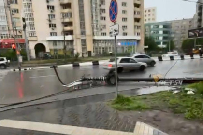 Грузовик сбил фонарные столбы на Немировича-Данченко в Новосибирске