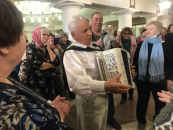 Беленькая гармонь убинского музыканта поздравила дам