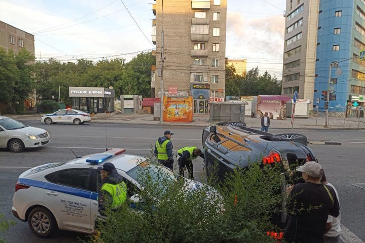 Штраф 30 тысяч рублей дали столкнувшейся с ДПС гонщице в Новосибирске