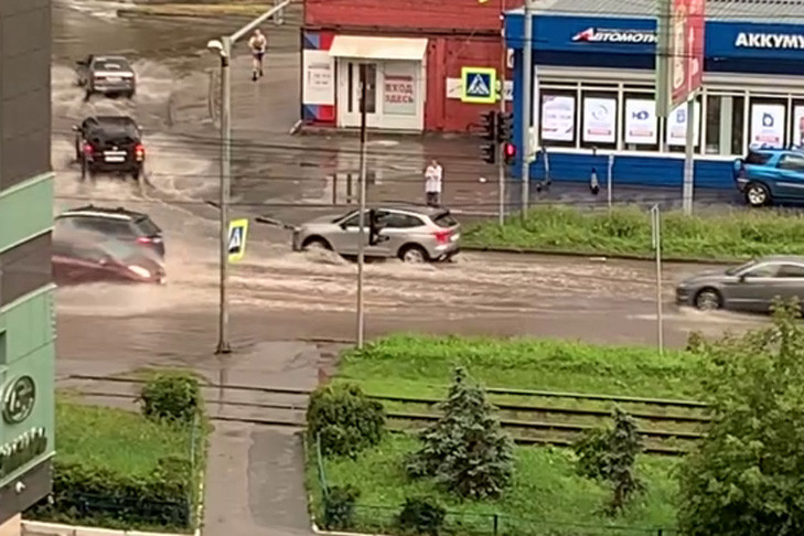 Разгул стихии: гроза обрушилась на Новосибирск 11 августа