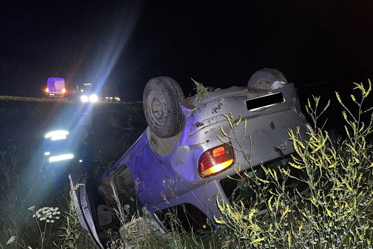 Водитель иномарки погибла после опрокидывания машины в Новосибирской области