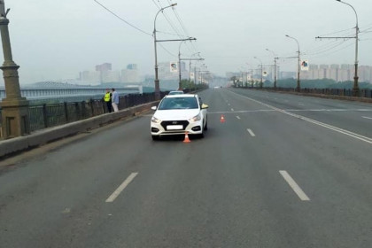 Молодого парня сбили на Октябрьском мосту в Новосибирске