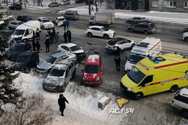 Массовое ДТП с девятью автомобилями произошло на улице Дуси Ковальчук в Новосибирске