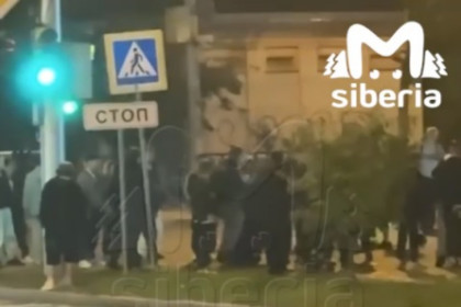 Толпа школьников устроила разборки в центре Новосибирска