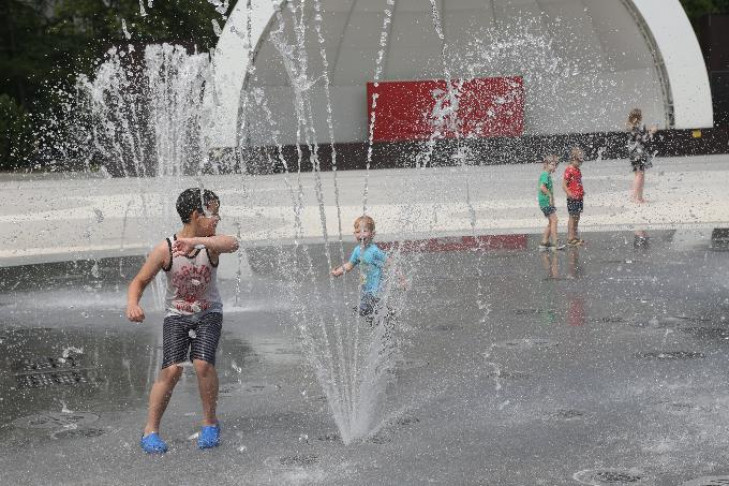 Дети в фонтане раздражают гостей Центрального парка