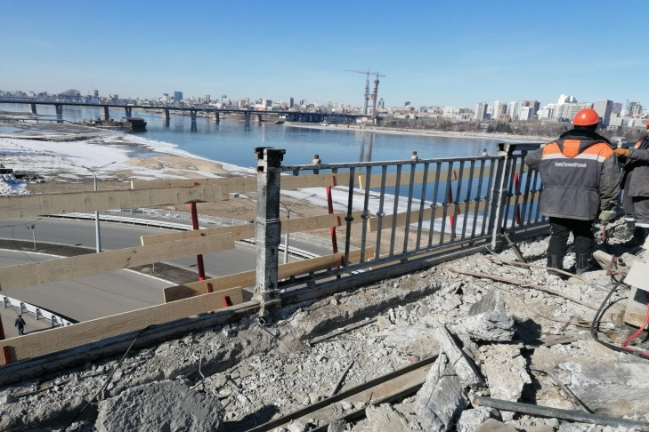 Без чугунных перил остался Октябрьский мост в Новосибирске